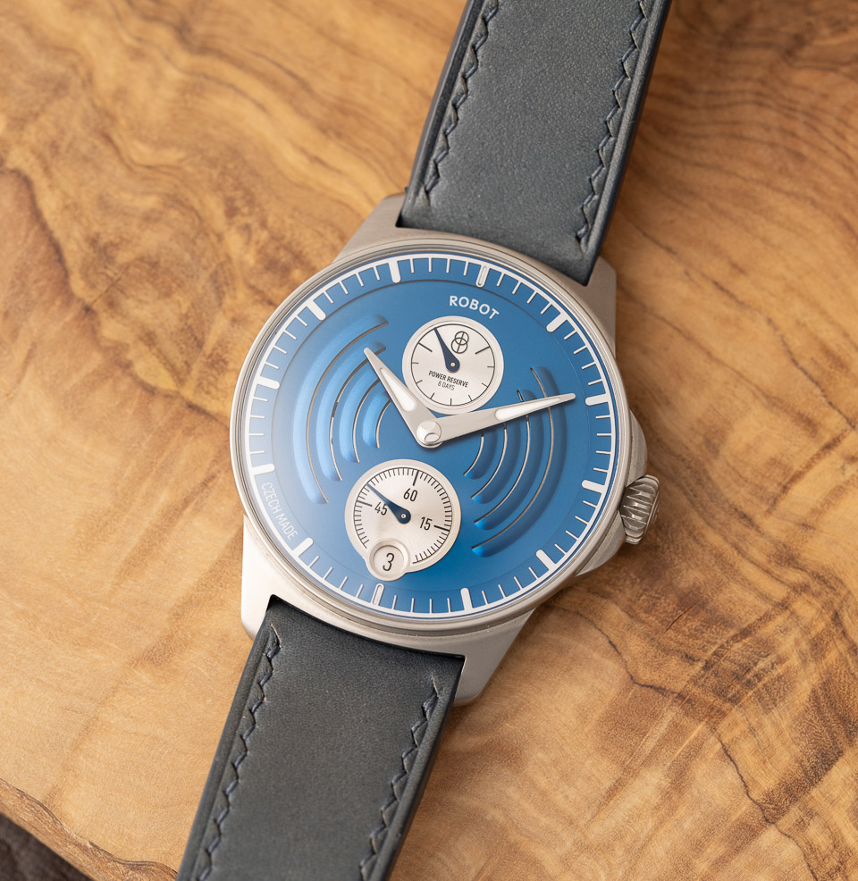 AERODYNAMIC Ribbed dial echoes early car detailing