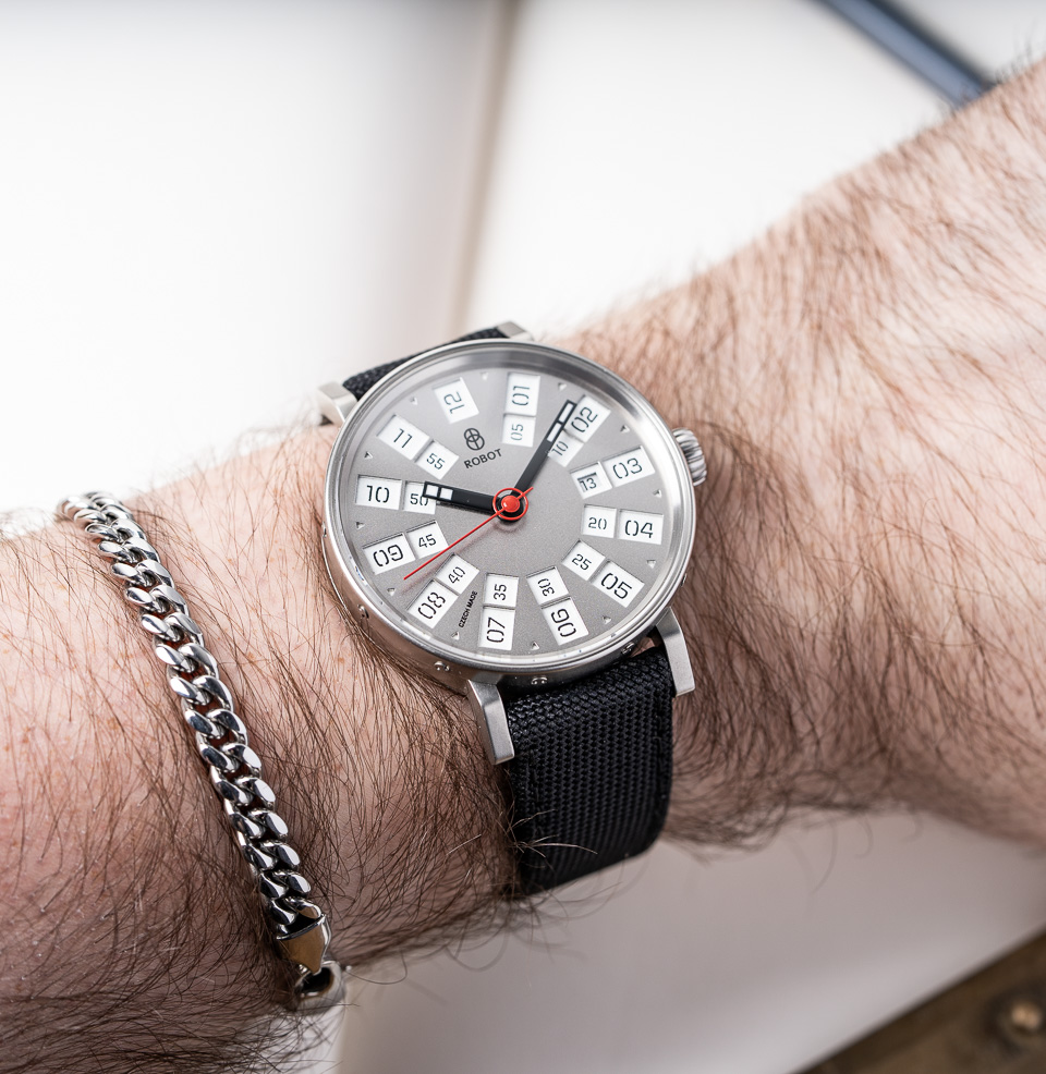 GRAPHIC ANALOG Sandblasted stainless steel 42mm case