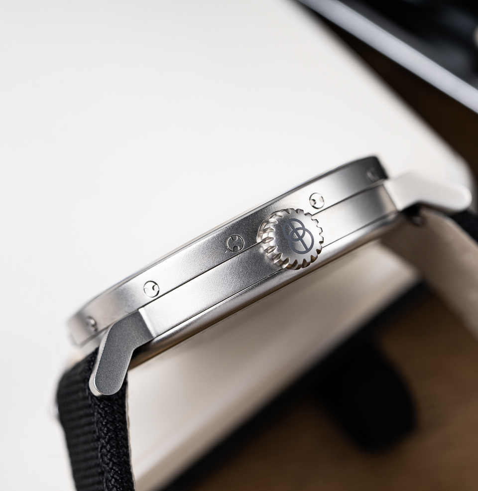 GRAPHIC ANALOG Thin profile.