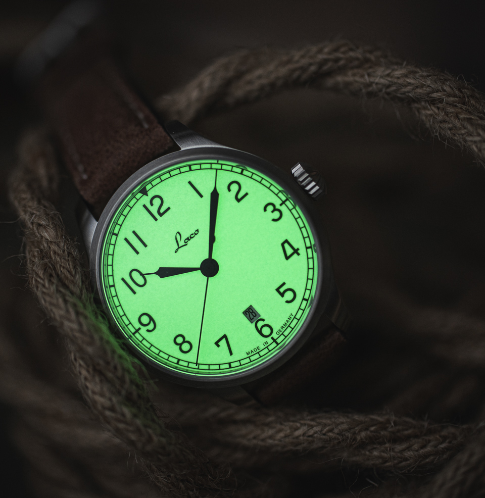 Valencia Navy Watches Strong Lume