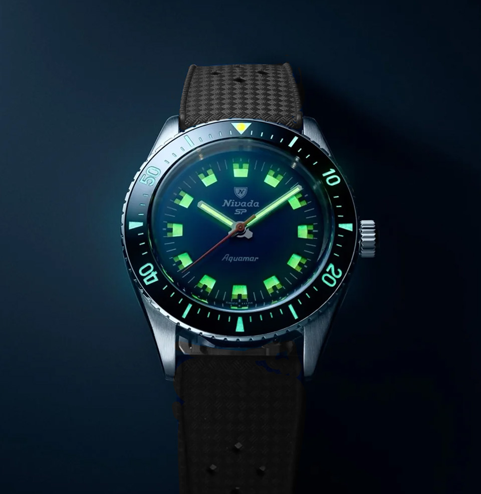 Aquamar Diver Lume on hands and indexes