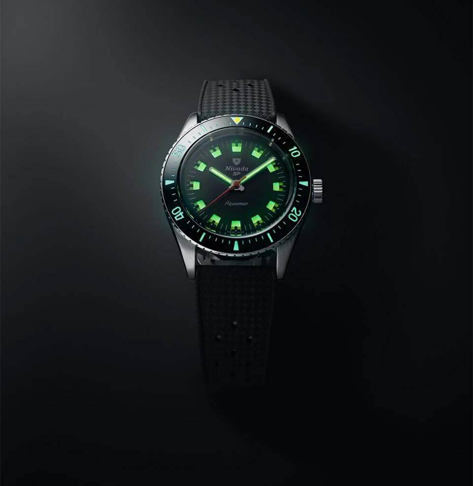 Aquamar Diver Lume on hands and indexes