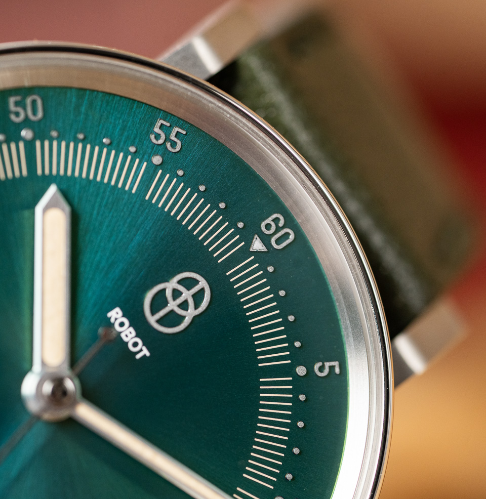 Graphic Sutnar Lume on hands