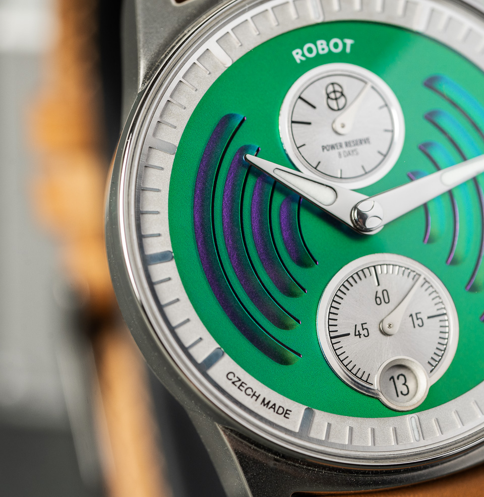 AERODYNAMIC Ribbed dial echoes early car detailing