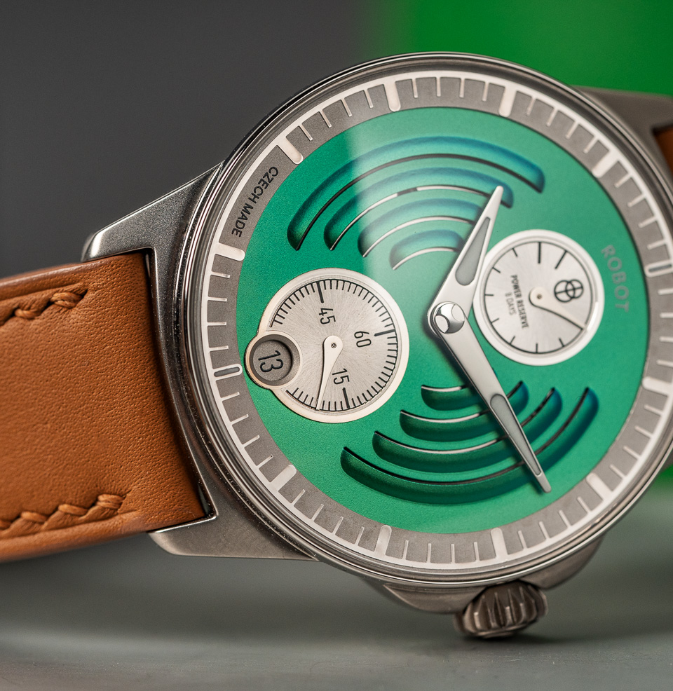 AERODYNAMIC Small seconds at 6 o'clock