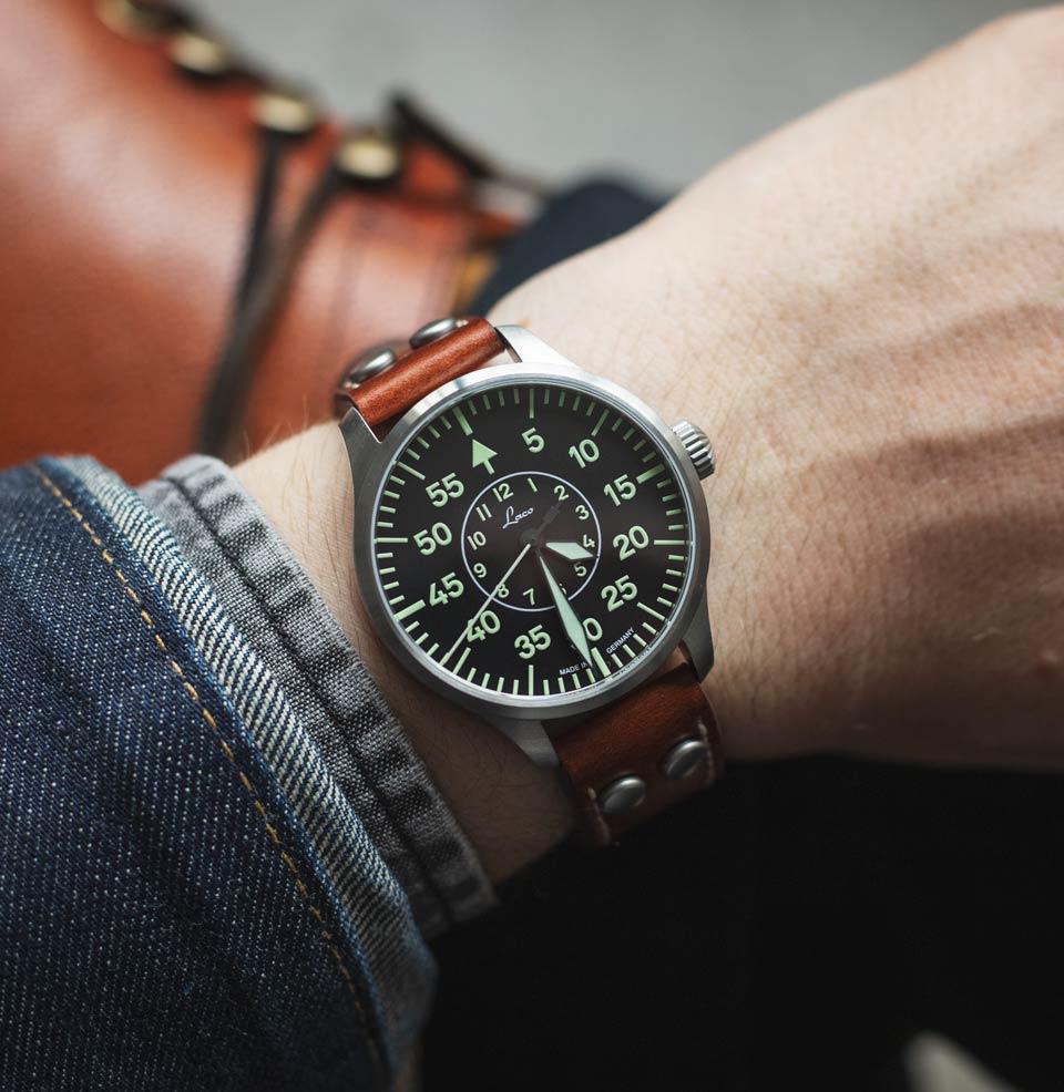 Aachen 39mm Automatic | Black Dial 39mm on a 7