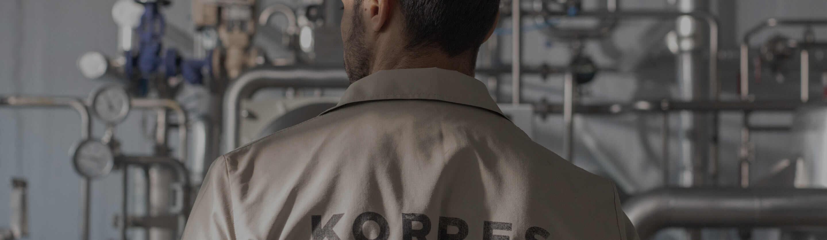 Bild eines KORRES Mitarbeiters bei der Produktion