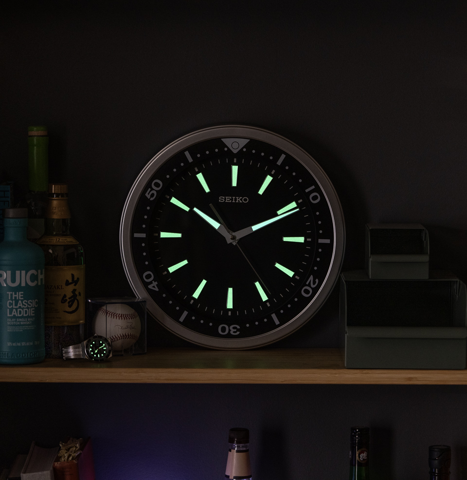 Heritage Design Clock QXA723A Luminous Paint