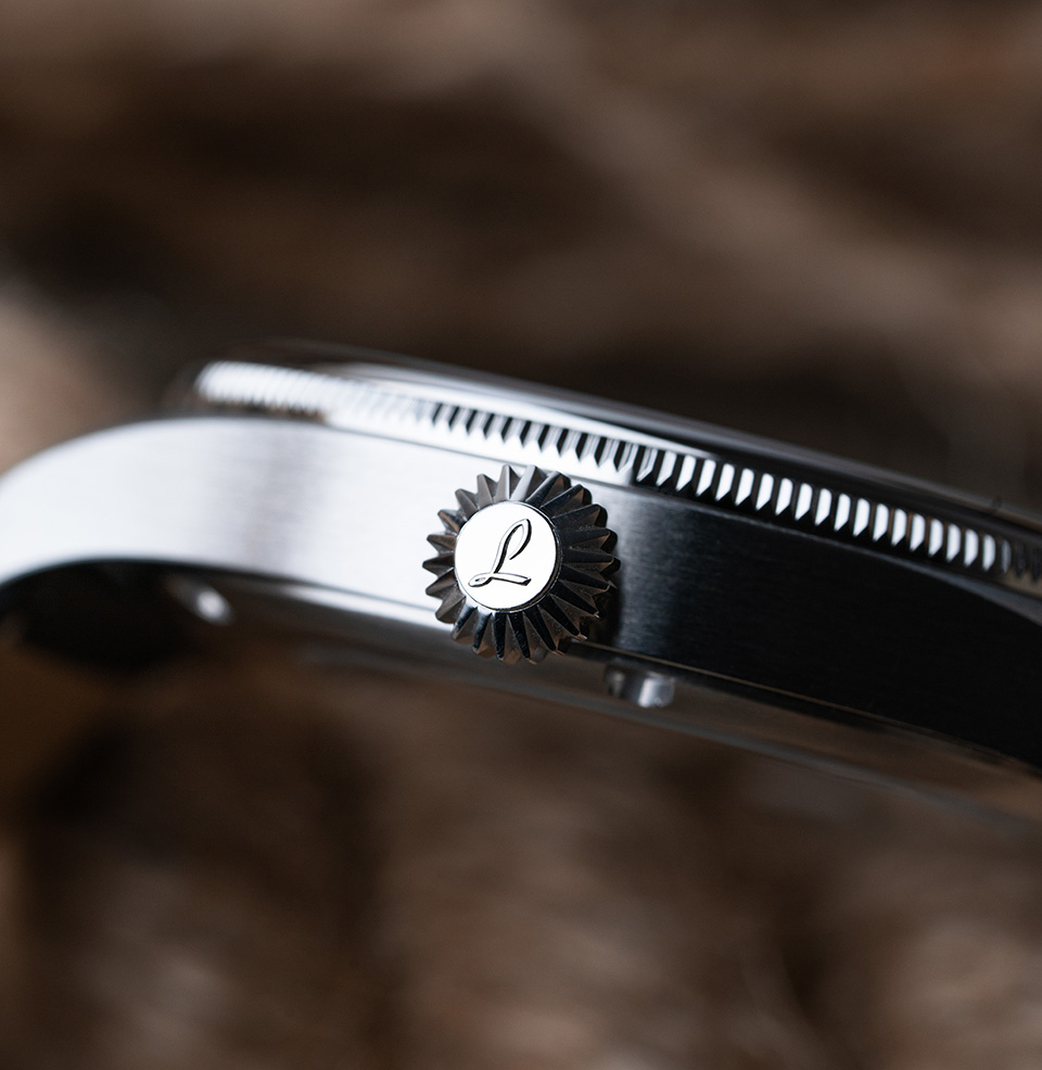 Bremerhaven 39 Handwinding | Black Dial Classic navy watch with a pocket watch crown