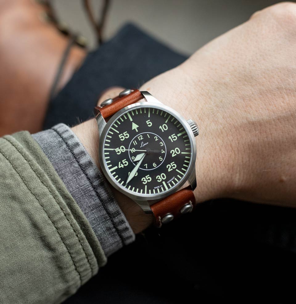 Aachen 42mm Automatic | Black 42mm on a 7