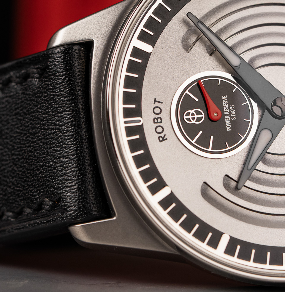 AERODYNAMIC Ribbed dial echoes early car detailing