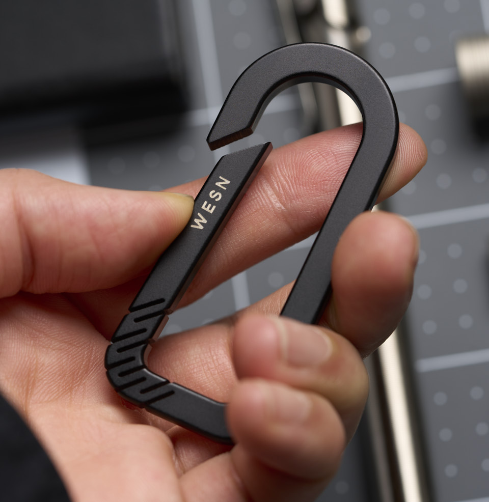 The CB Carabiner ONE-HANDED OPERATION