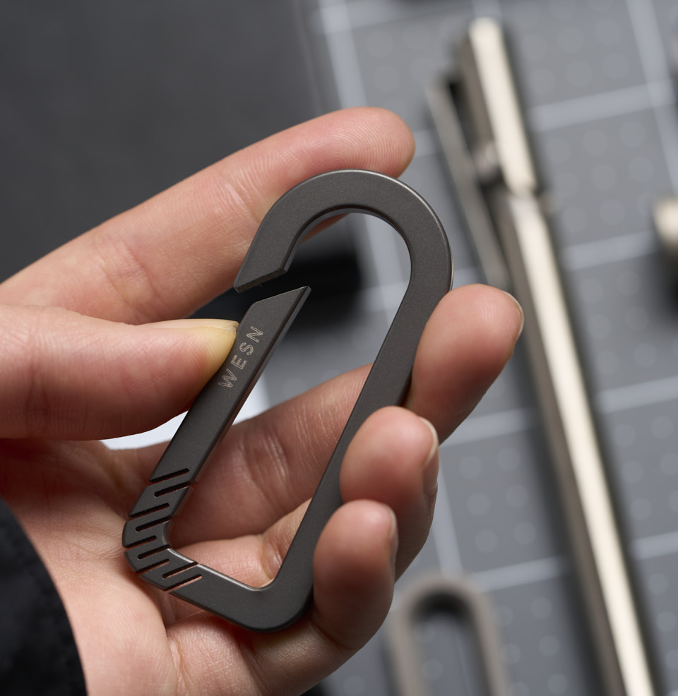 The CB Carabiner ONE-HANDED OPERATION