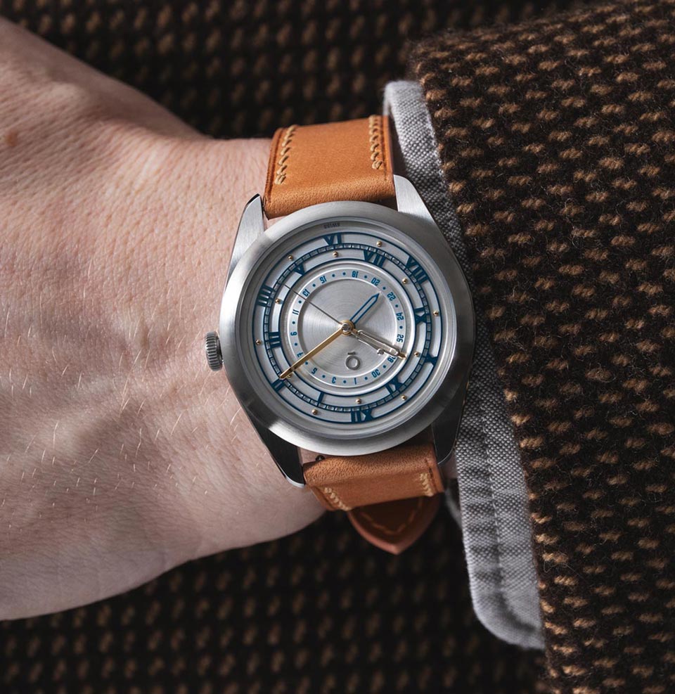 Coriolis Pointer Date - Skyline Silver 38.5mm x 45mm for an ideal everyday fit