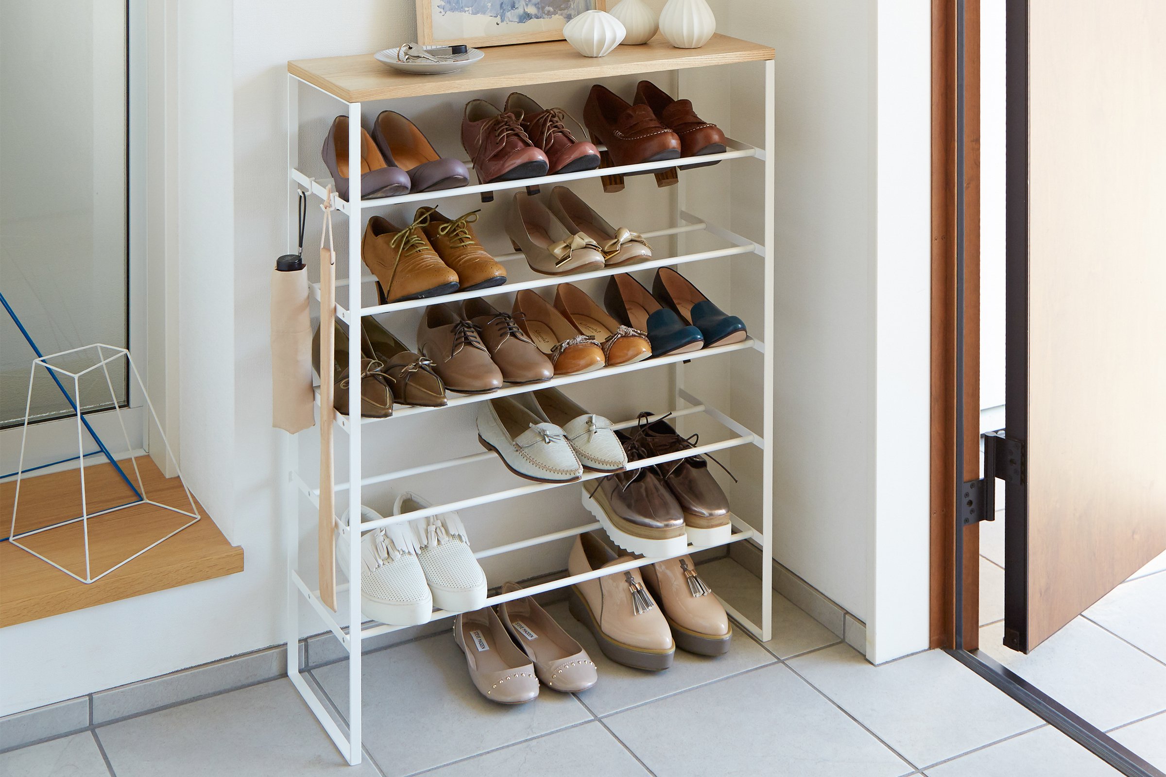 Yamazaki Home white 6-Tier Wood Top Shoe Rack für Schuhe im Eingangsbereich.
