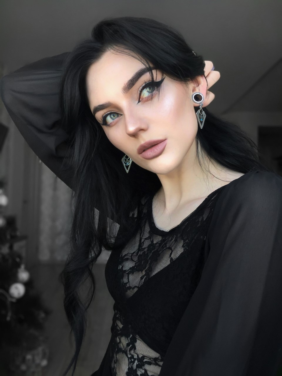 girl wearing alternative  Triad Dangle Plug / Gauge