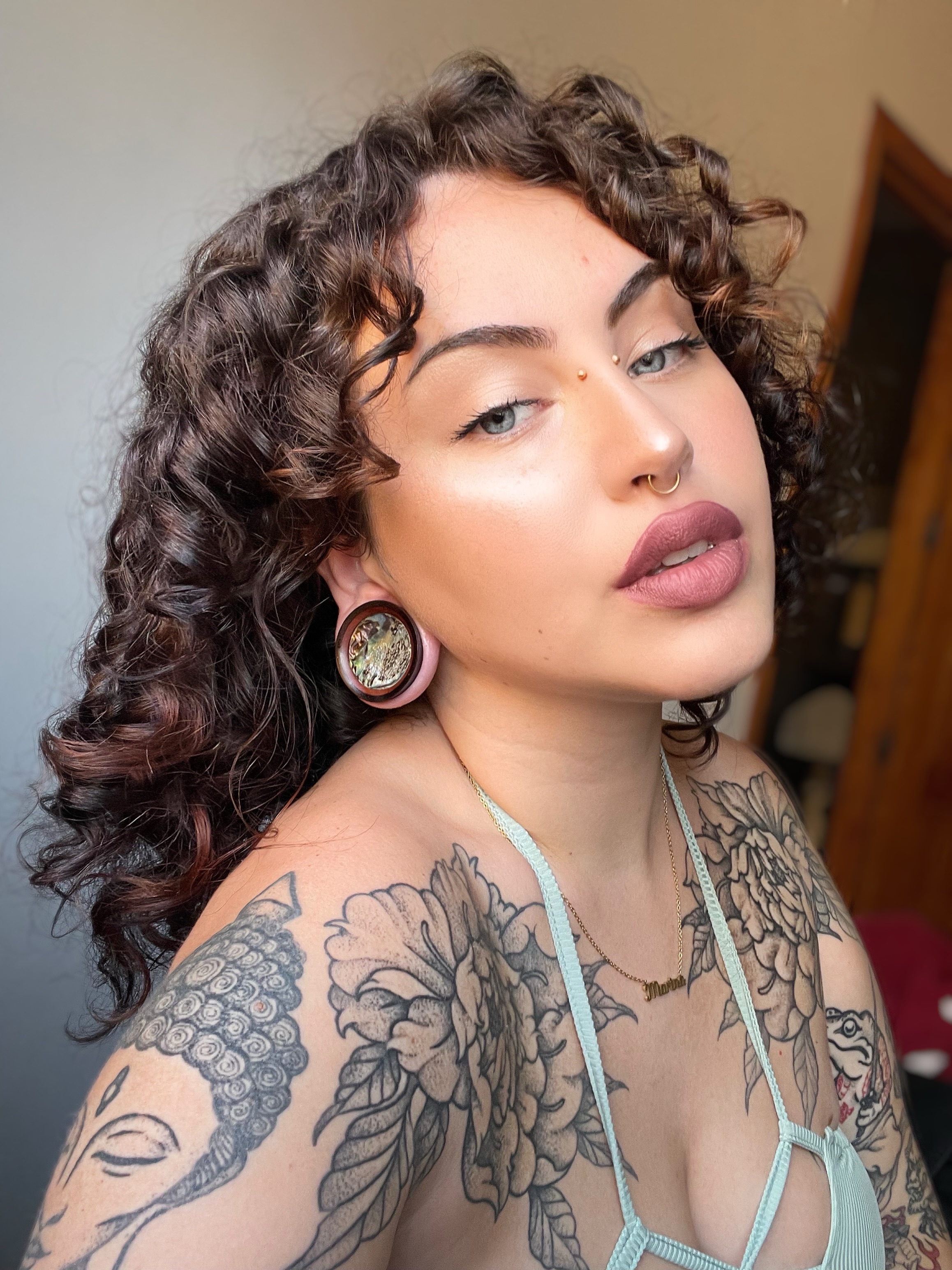 Girl wearing unique Saba & Abalone Holz Ohr Plug / Gauge