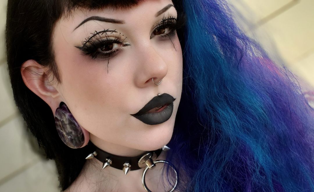 Women wearing Goth  Teardrop Amethyst Stone Plug / Gauge