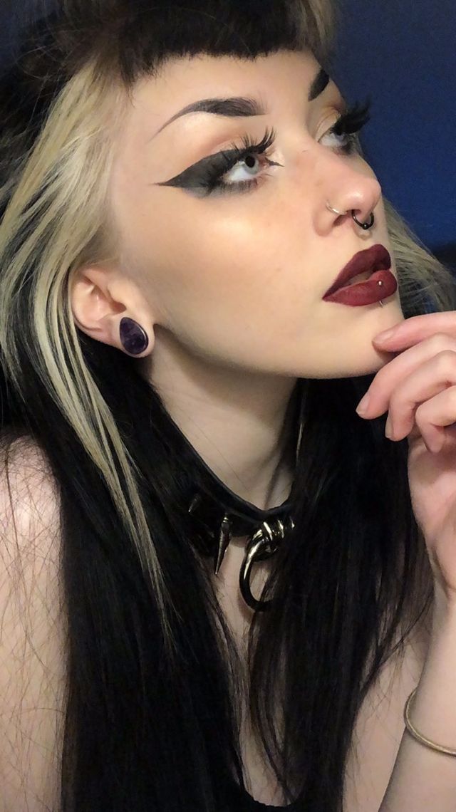 Women wearing dark  Teardrop Amethyst Stone Plug / Gauge