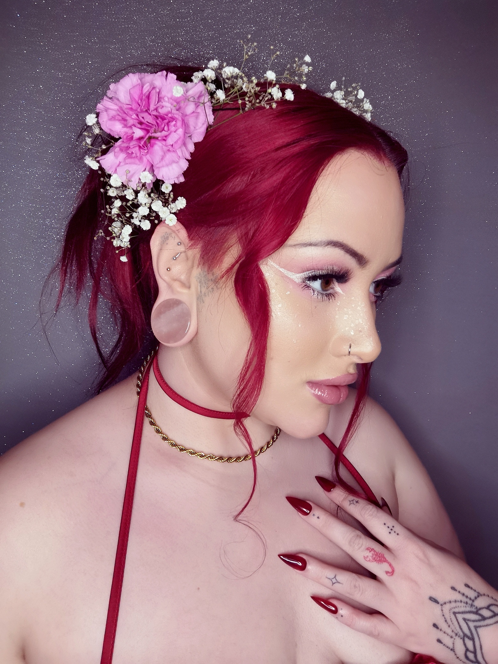 Women wearing pretty  Rose Quartz Stone Plug / Gauge