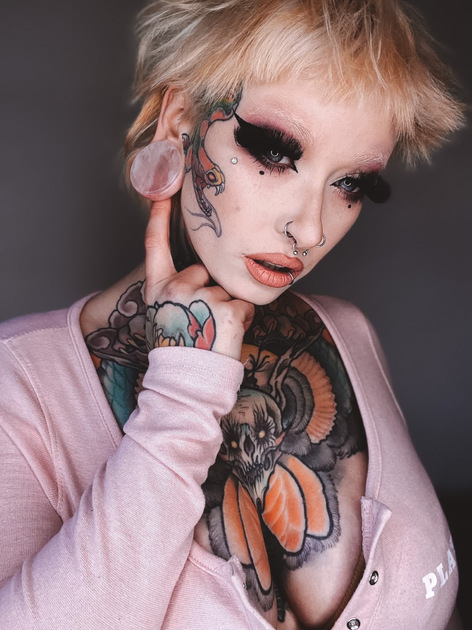 Women wearing emo  Rose Quartz Stone Plug / Gauge