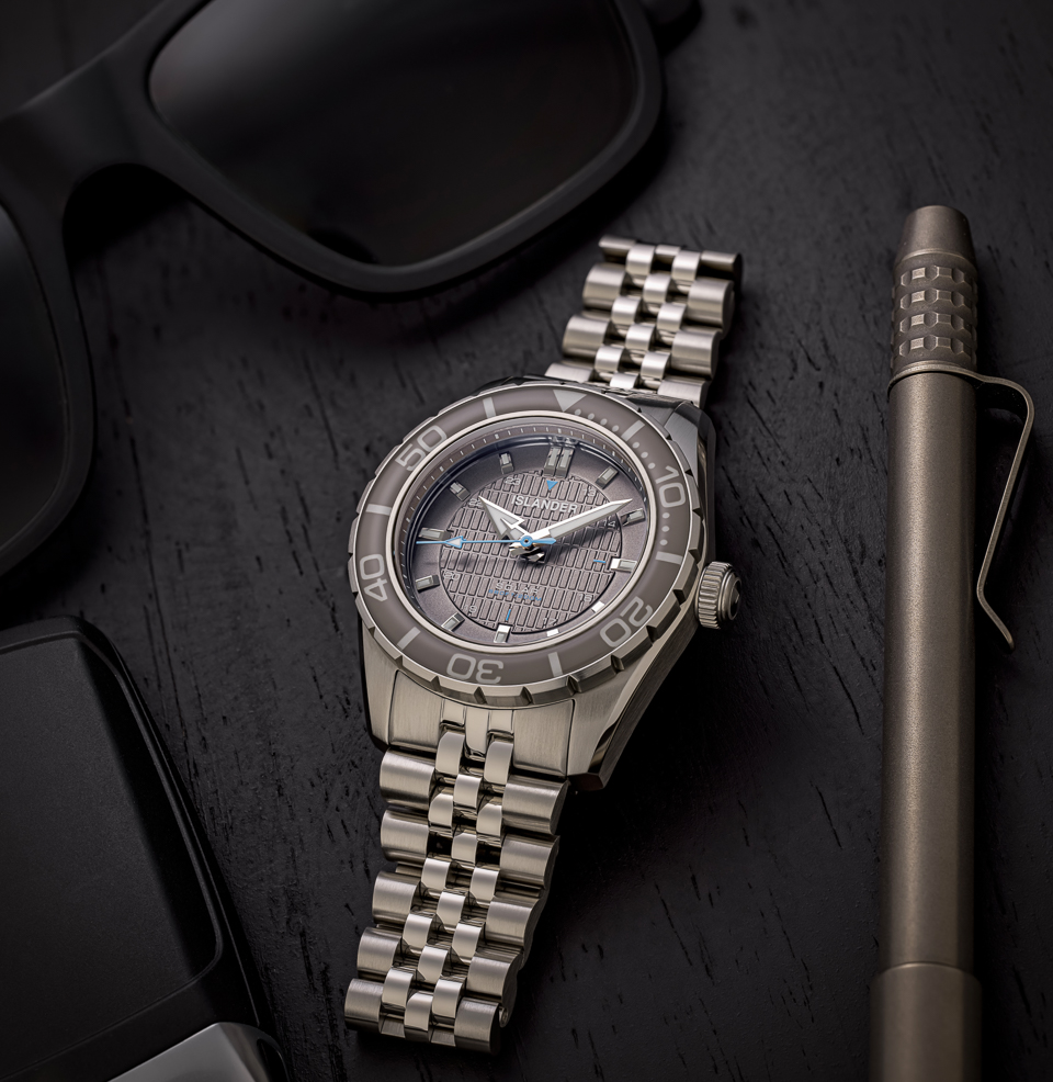 Islander Saltaire 38mm Solar Dive Watch No-date dial layout