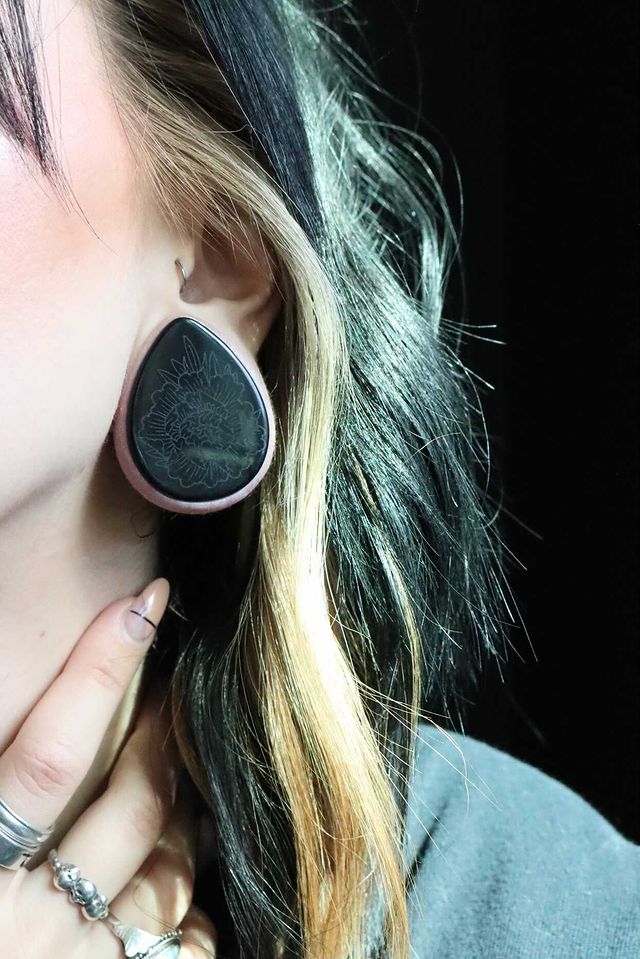  Pfingstrosenplug / gauge - Tränenschwarzglas | Doppelaufgeweitet mit flachem Gesicht