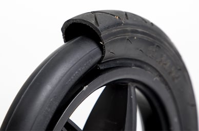 Neumáticos de 12" llenos de aire, para un verdadero rendimiento en todo terrain