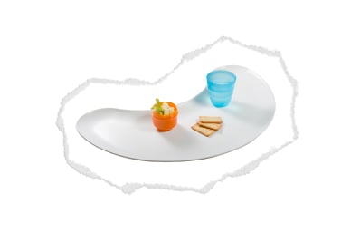 large & ergonomically curved tray that wraps around to catch more food...
