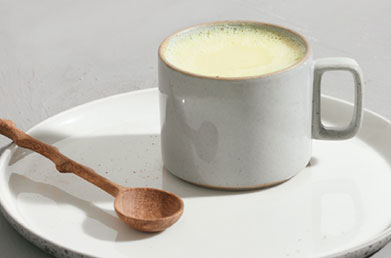Mug of superfood latte made with Navitas Superfood+ Adaptogen Blend