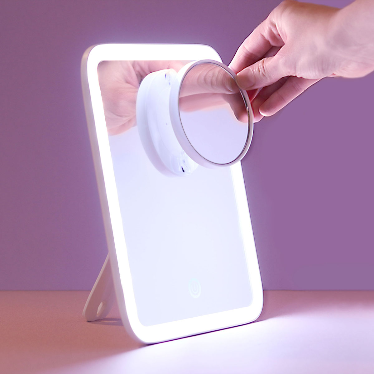 Aura-GO-Magnifying-Mirror