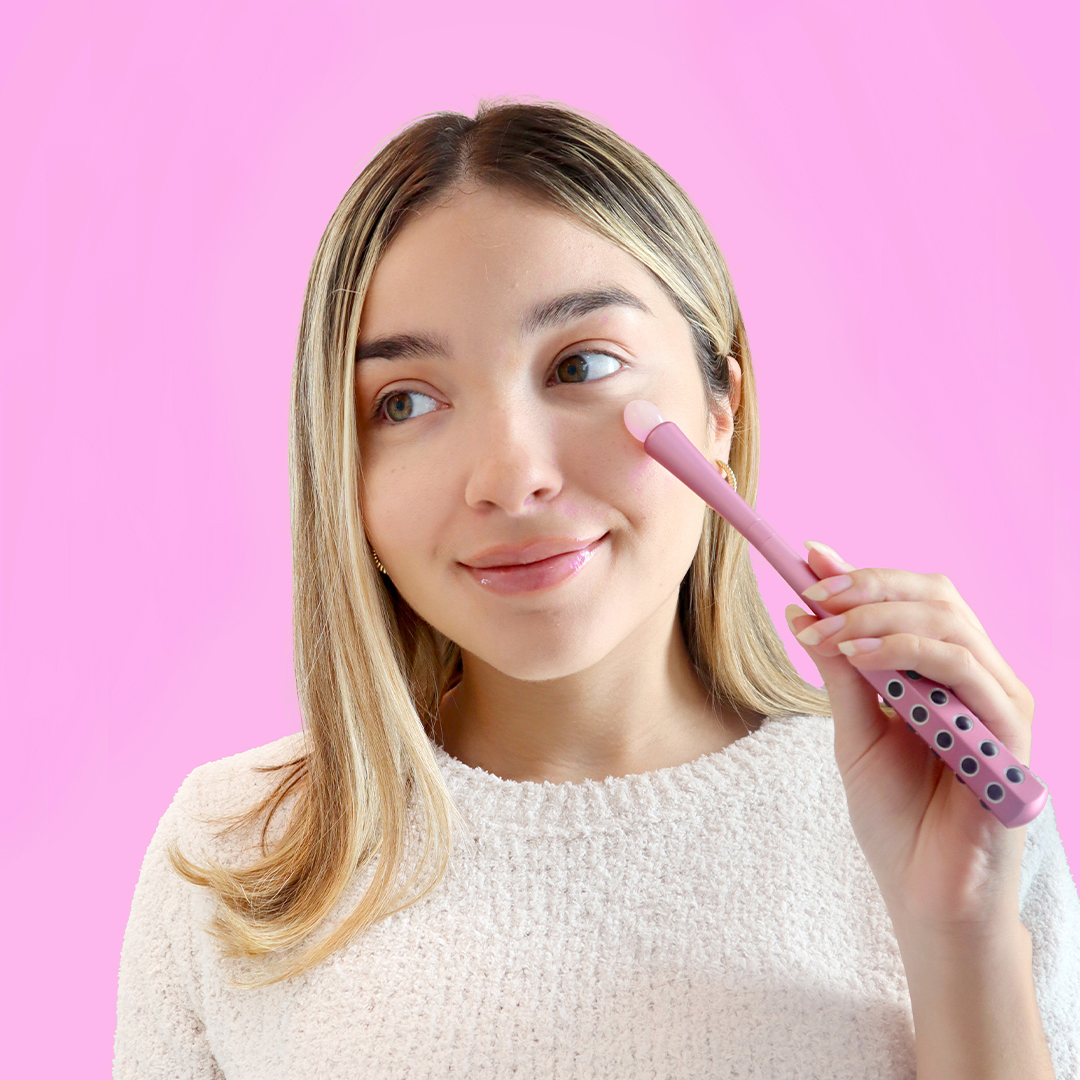 Remi-Massage-Wand depuffing the undereyes
