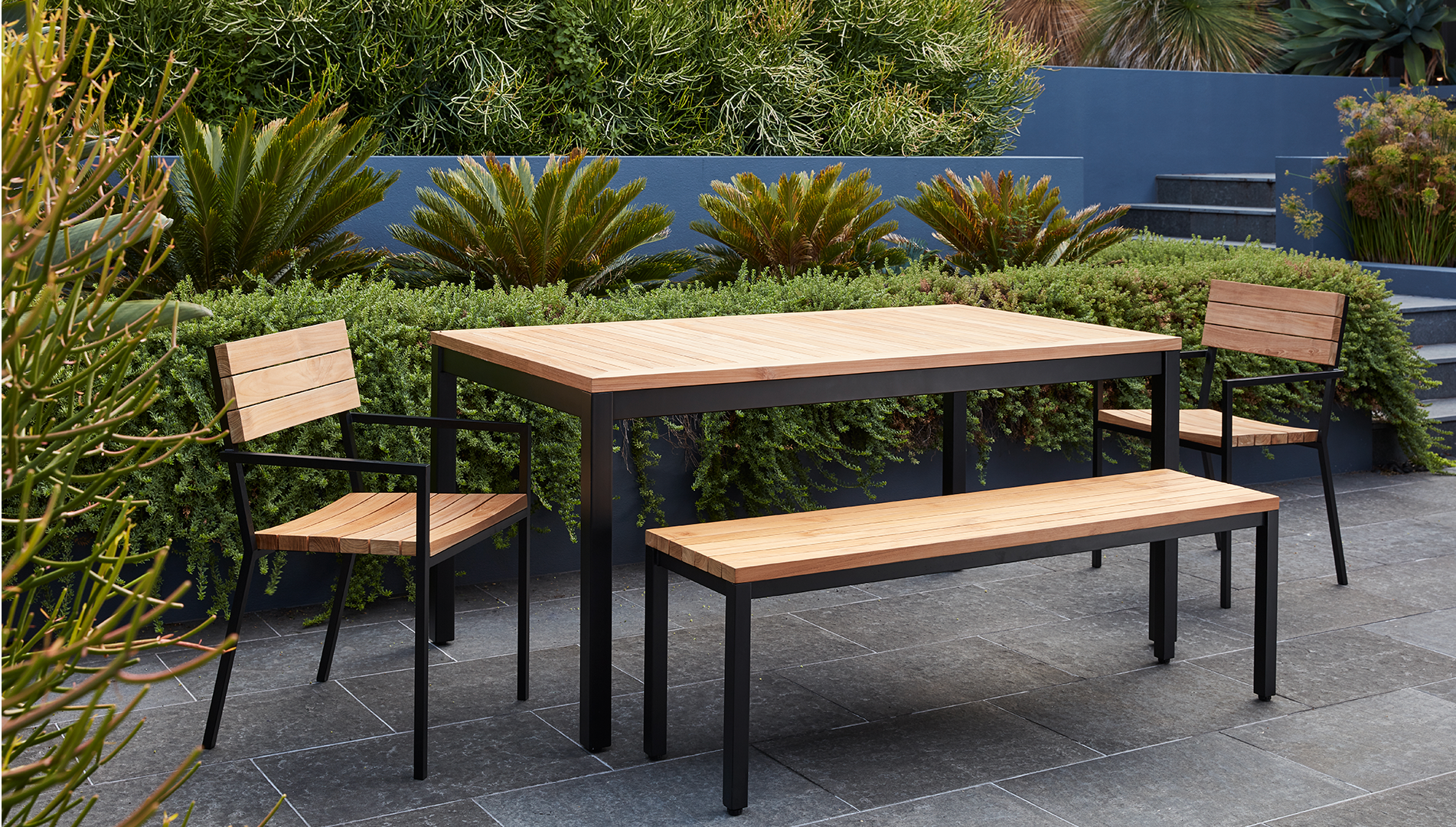 Bob Outdoor Bench Reddie