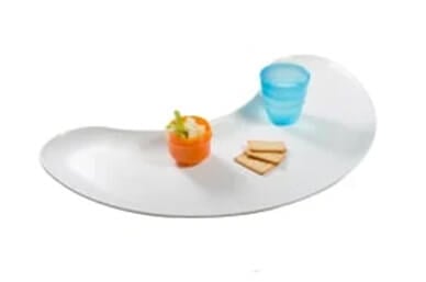 large & ergonomically curved tray that wraps around to catch more food...