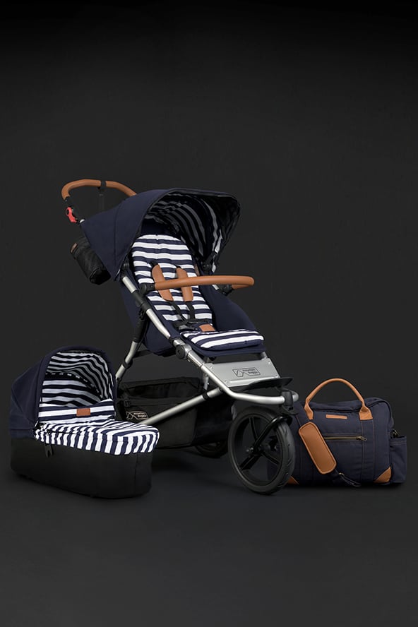 https://cdn.accentuate.io/47015264290/11277139902498/mountain_buggy_shopify_LUXURY_PAGE_UJ_nautical_carrycot_plus_bundle_592x888px-v1580688925882.jpg?592x888