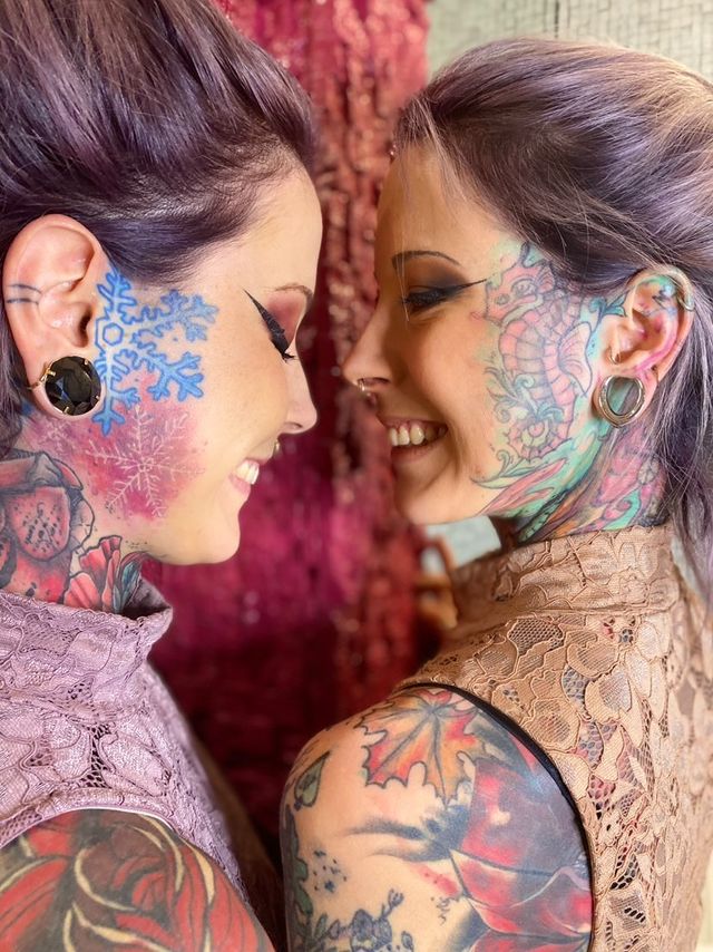 Women wearing cool  Gold Black Diamond Metal Ear Gauge / Plug