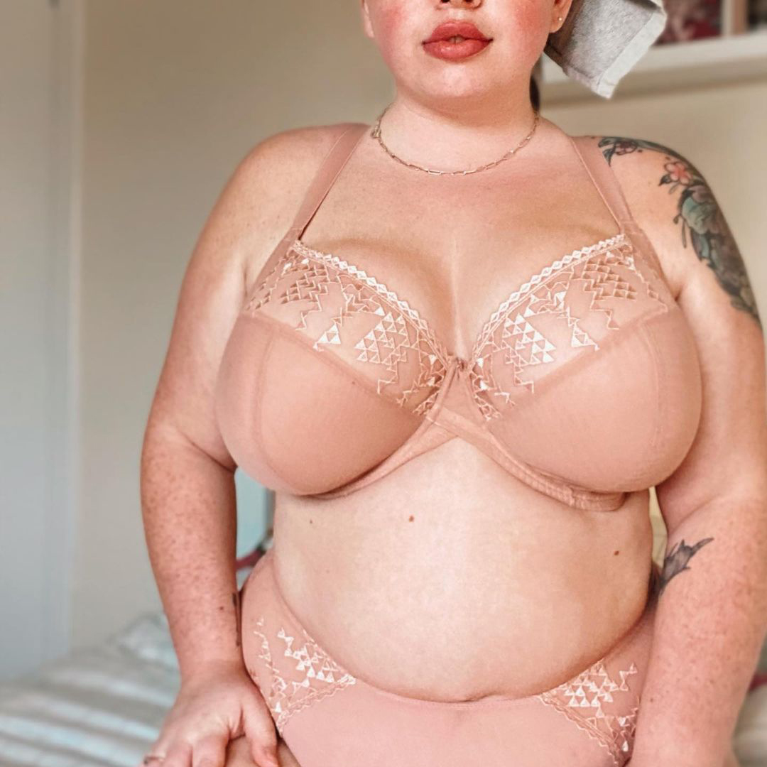 Curvy Kate Centre Stage Full Plunge Bra in Latte