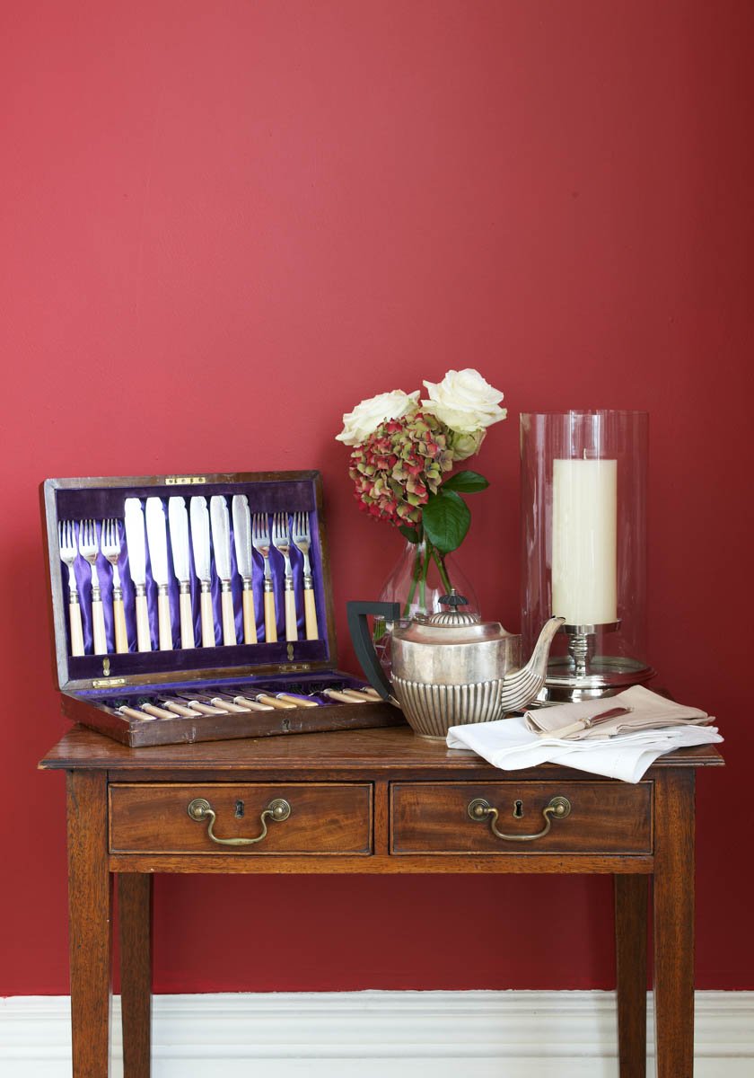 A deep red wall painted with Arts Club No.281