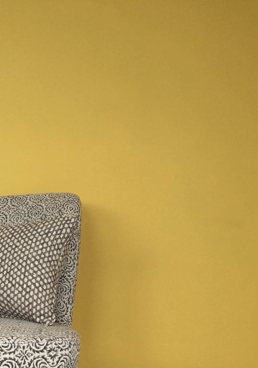 Bright Yellow walls painted with Circle Line No.45

