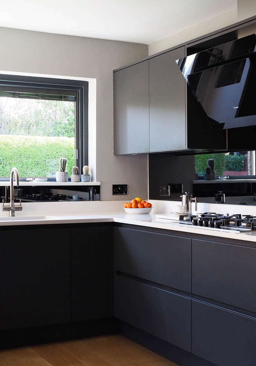 Cool White ceiling in kitchen, painted with Cotton Street No.3

