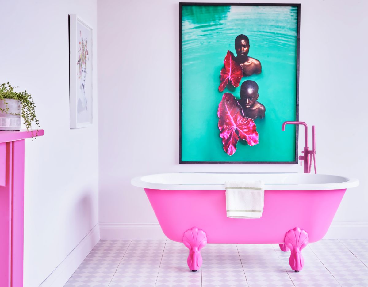 Dark Pink bathtub in a bathroom painted with FTT-006

