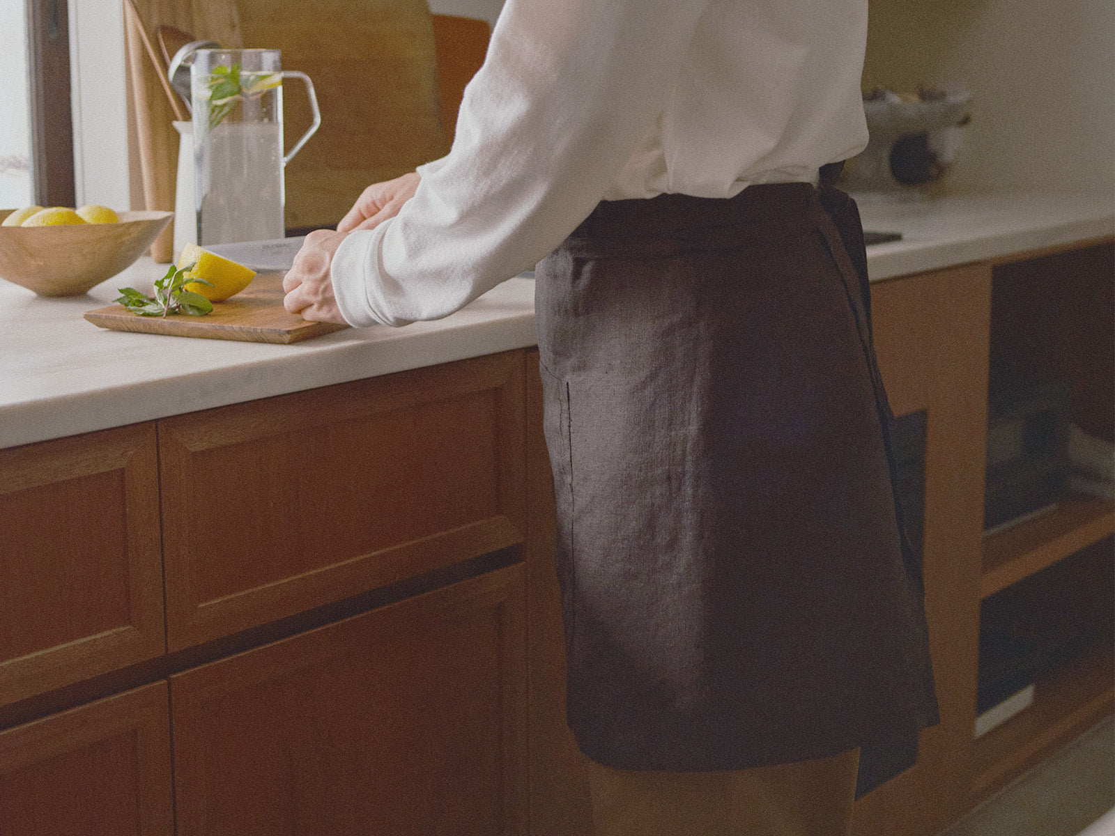 KINTO FUTO HALF APRON ALI CHARCOAL THUMBNAIL 10