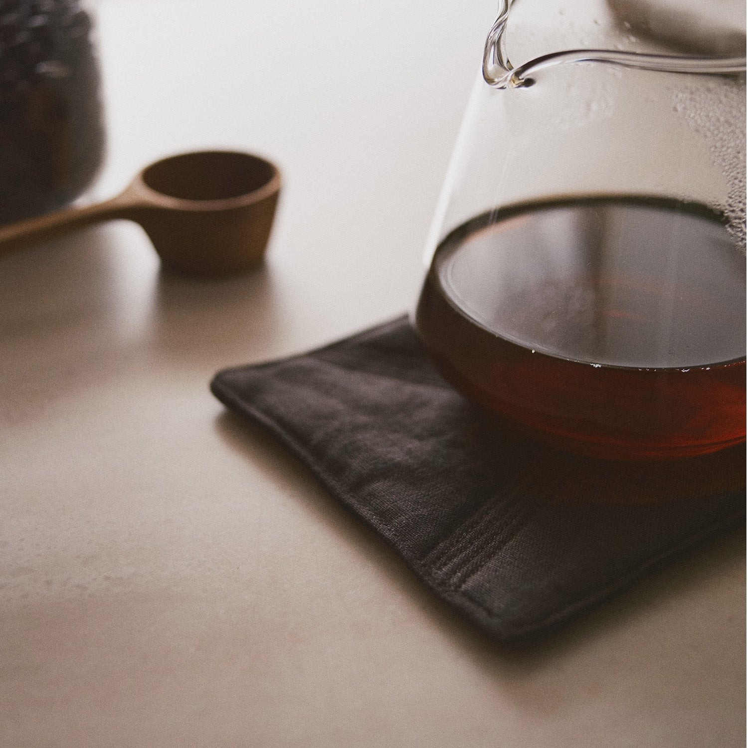 KINTO FUTO POT HOLDER ALI (200X130MM/9.06X5.12IN) CHARCOAL THUMBNAIL 9