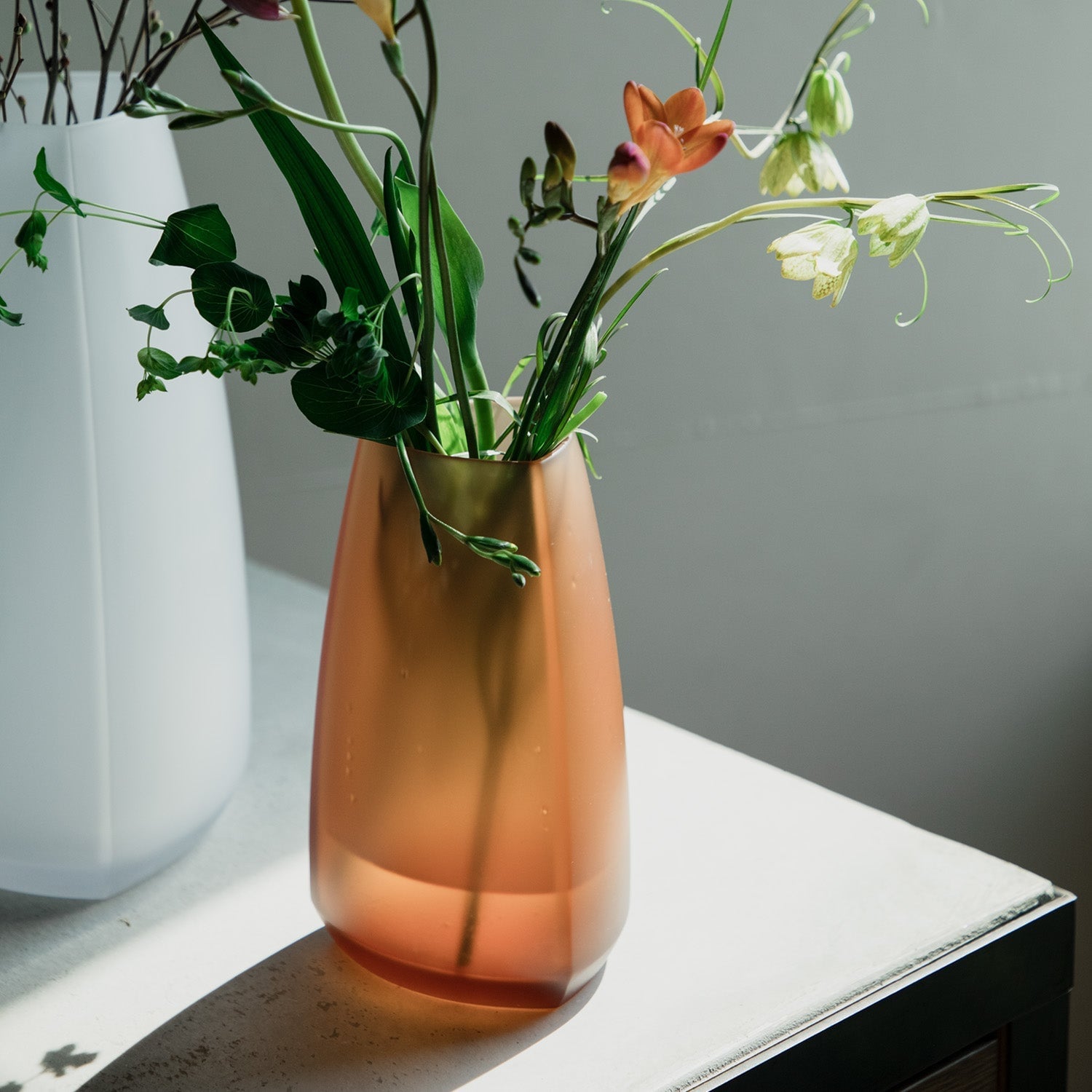 KINTO TRE VASE (115X200MM/4.5X7.9IN) AMBER