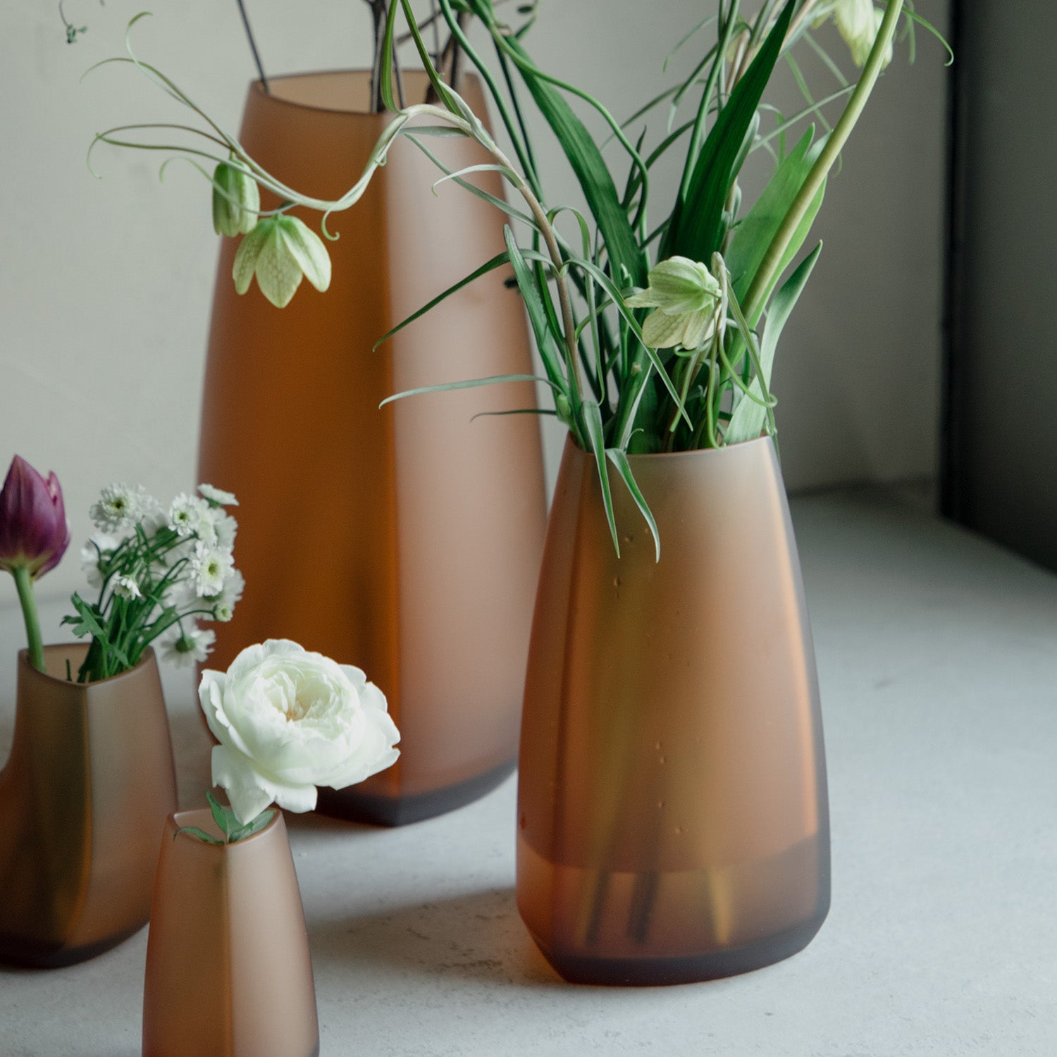 KINTO TRE VASE (115X200MM/4.5X7.9IN) AMBER THUMBNAIL 5