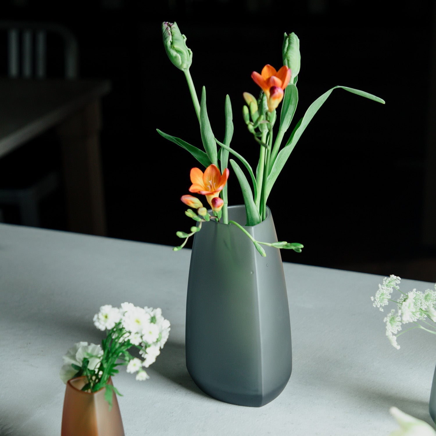 KINTO TRE VASE (115X200MM/4.5X7.9IN) SMOKE