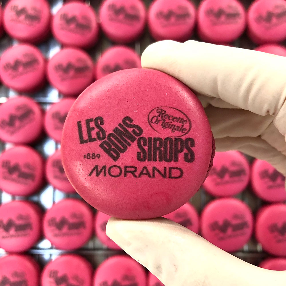 Customised Les Bons Sirop logo on macarons made by Maison Amarella