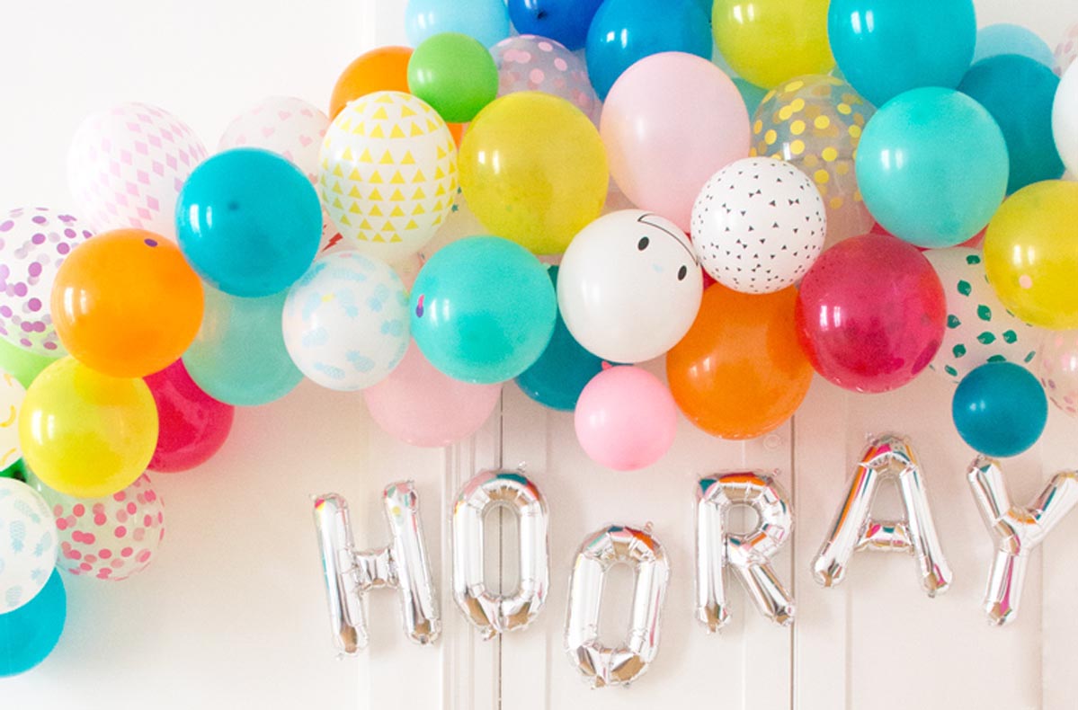 Arco de globos multicolor para cumpleaños