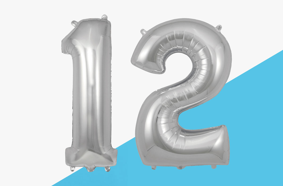 Toda la decoración de cumpleaños para celebrar un cumpleaños de 12 años: bolas de discoteca, globos, vajilla desechable...