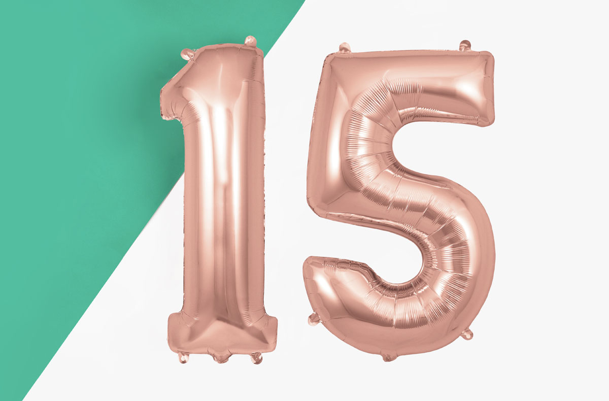 Toda la decoración de cumpleaños para celebrar un cumpleaños de 15 años: bolas de discoteca, globos, vajilla desechable...